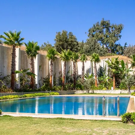 Superb Flat Near Sea With Shared Pool In Apartment Cesme