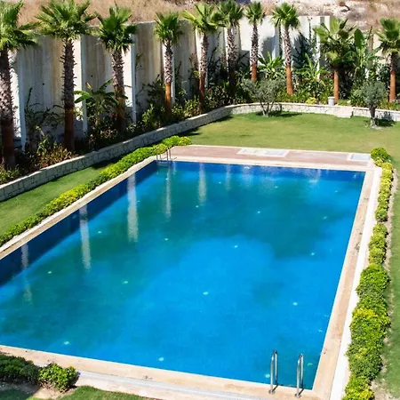 Superb Flat Near Sea With Shared Pool In *