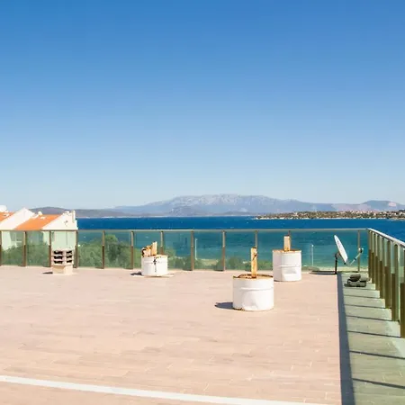 Superb Flat Near Sea With Shared Pool In